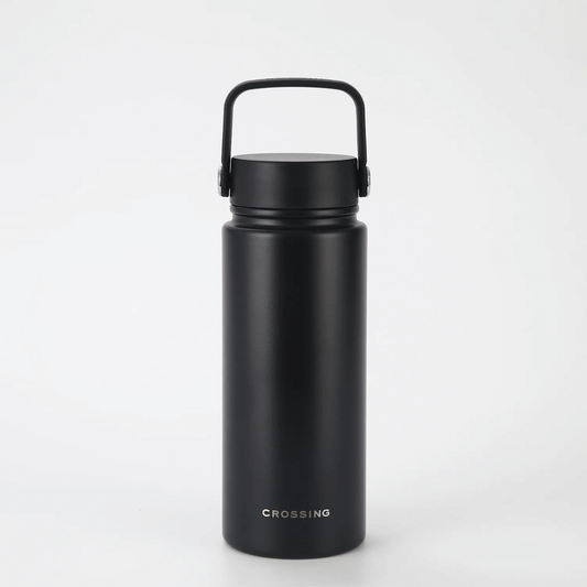 Crossing Urban Ceramic S/S Insulated Flat Cap Bottle With Handle 600ml in sleek black design for hydration on-the-go.