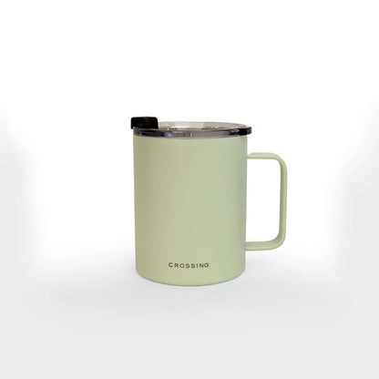 Pale green Crossing Neo mug with straight-sided handle, transparent lid and black closure piece